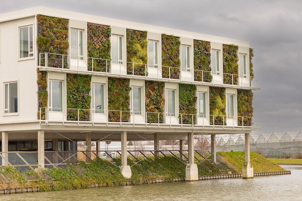 Comment un habitant d'un logement écologique a réduit sa consommation énergétique et son impact environnemental grâce aux normes et aux labels de qualité ?