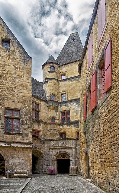 Existe-t-il des stratégies spécifiques en matière d'immobilier de luxe pour augmenter le rendement d'un hôtel de charme à Sarlat?